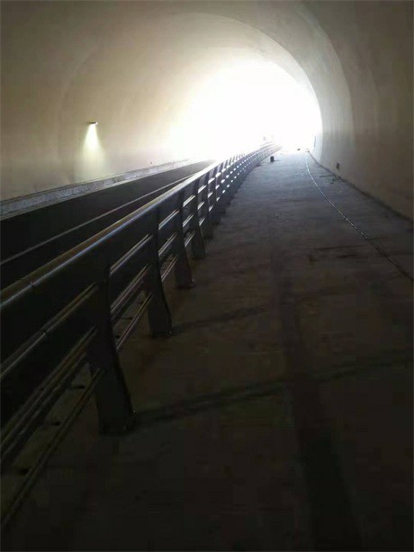 公路不锈钢防撞栏杆发货及时当地制造商