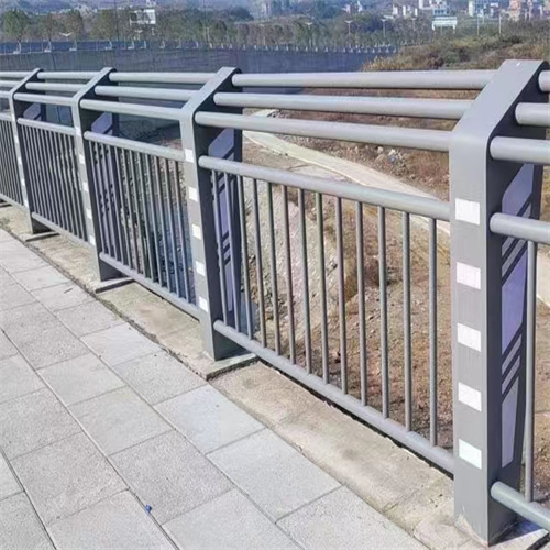 本地草坪护栏	厂家应用范围广泛
