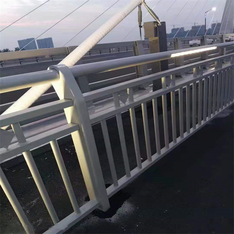 公路桥梁护栏防撞焊接喷塑快速生产