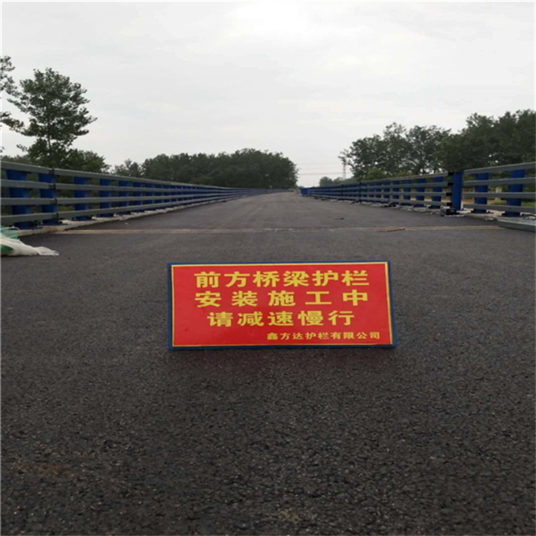 公路桥梁防撞护栏加工价格工程施工案例