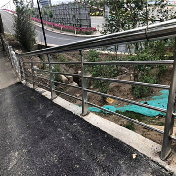 防撞护栏厂家电话敢与同行比服务