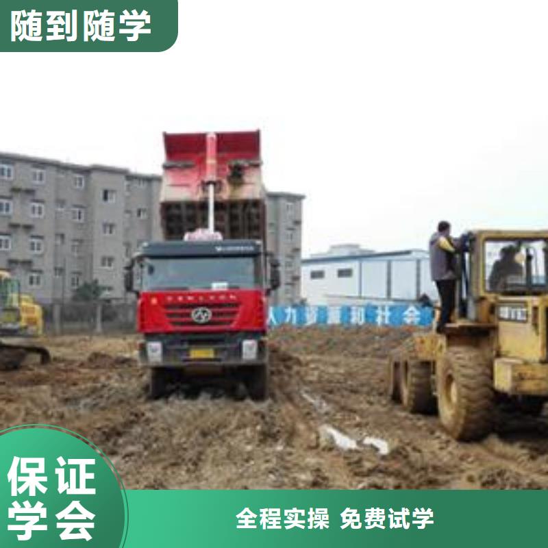 哪里有铲车培训学校铲车培训场地大设备多正规学校