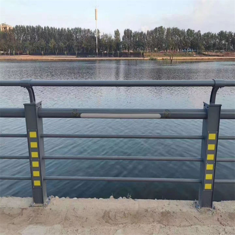 氟碳漆喷塑防撞护栏木纹转印护栏厂家现货交易