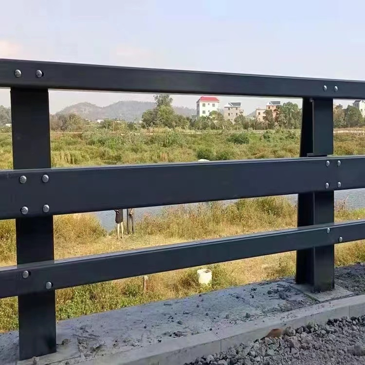 护栏灯光防撞护栏实体厂家大量现货本地服务商