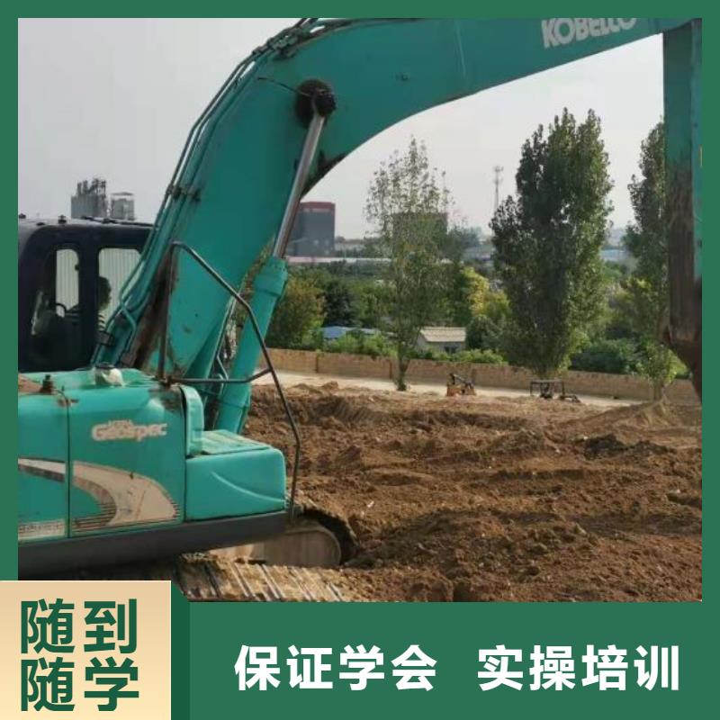 挖掘机技校虎振挖掘机学校就业老师专业