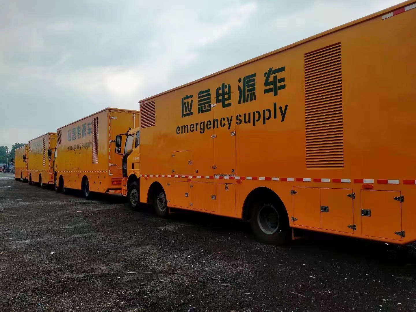 深圳龙岗街道租用发电机电话（
1600KW发电机出租）