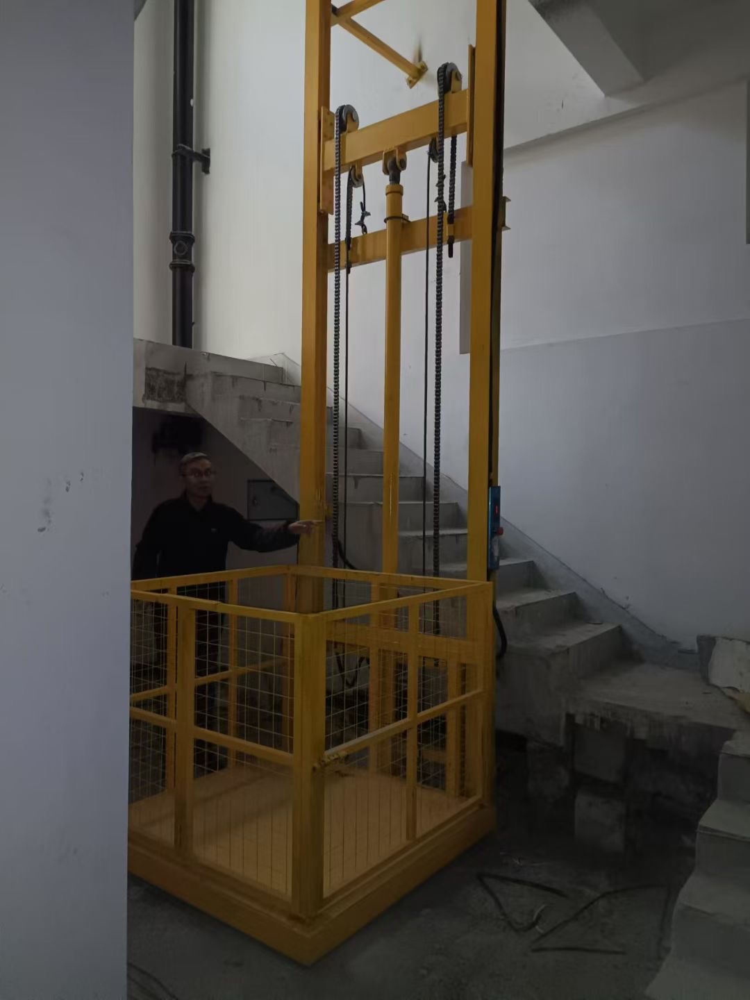 导轨式升降机价格供应当地制造商