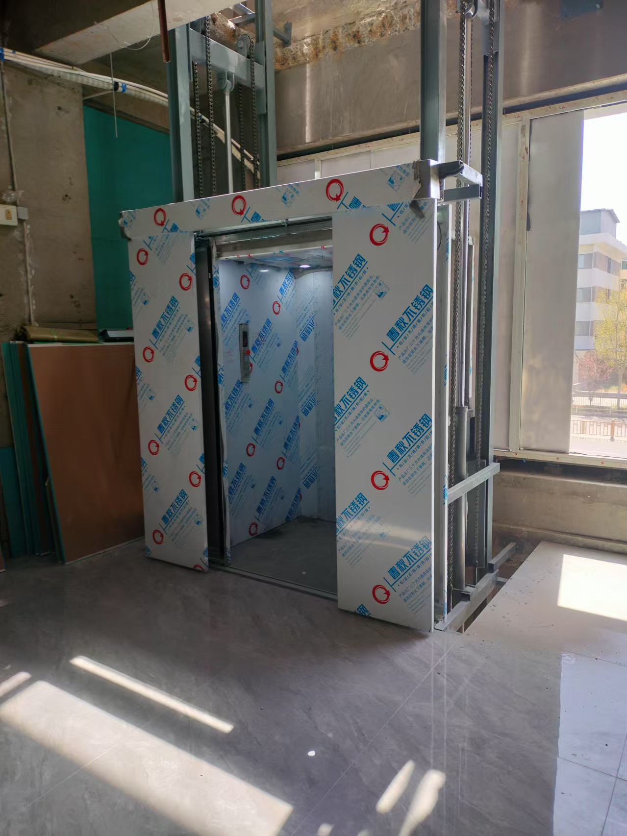 导轨式升降机报价本地货源