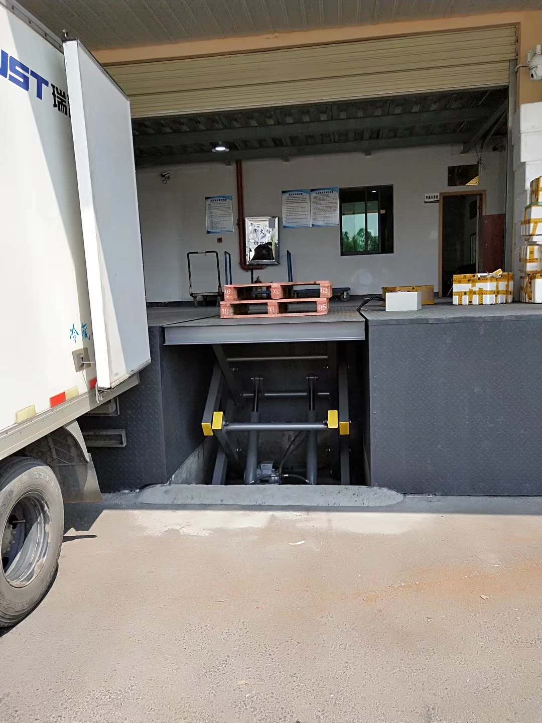 剪叉式移动式升降机公司用心做产品