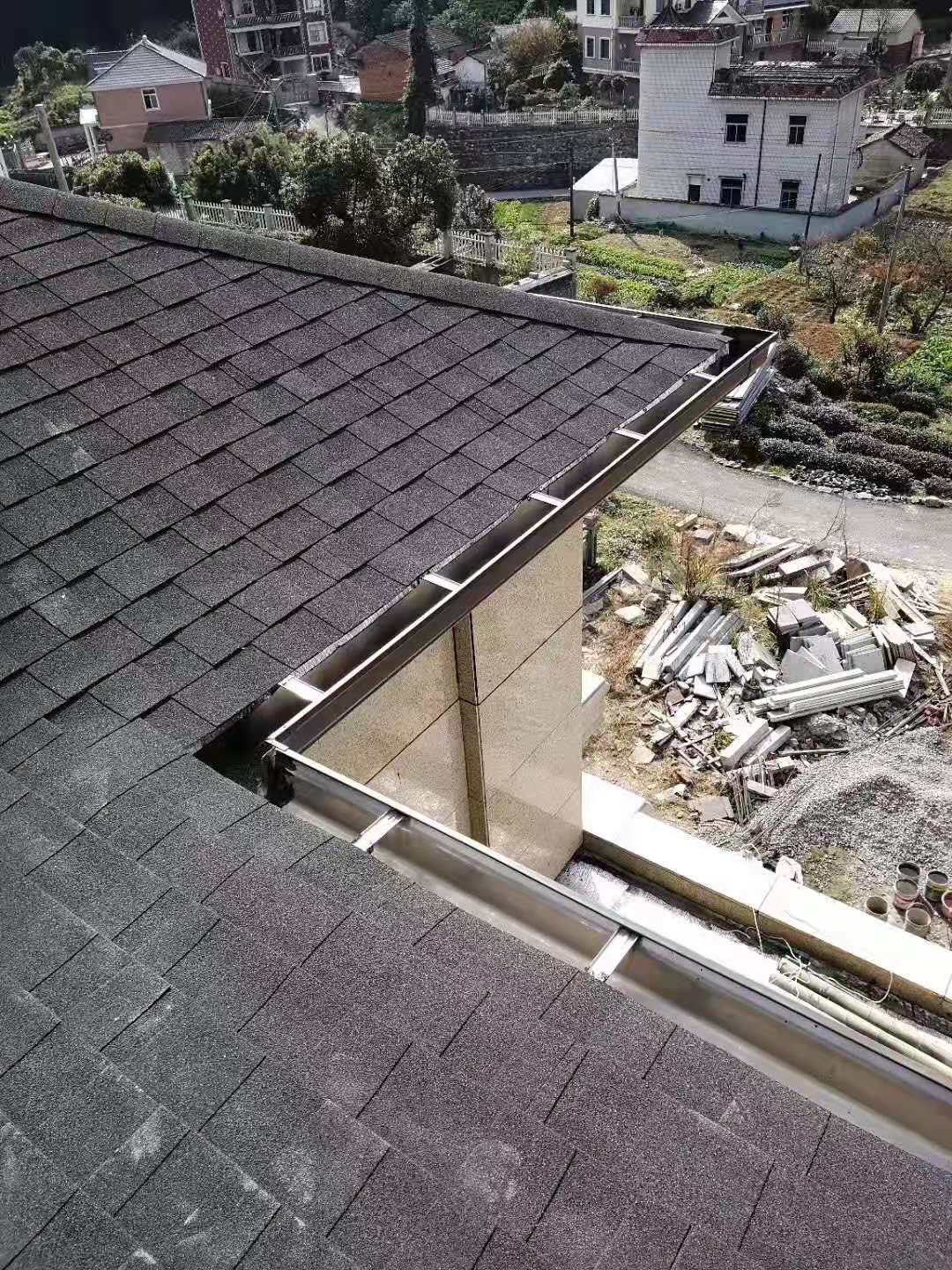 工程项目成品天沟安装人员测量